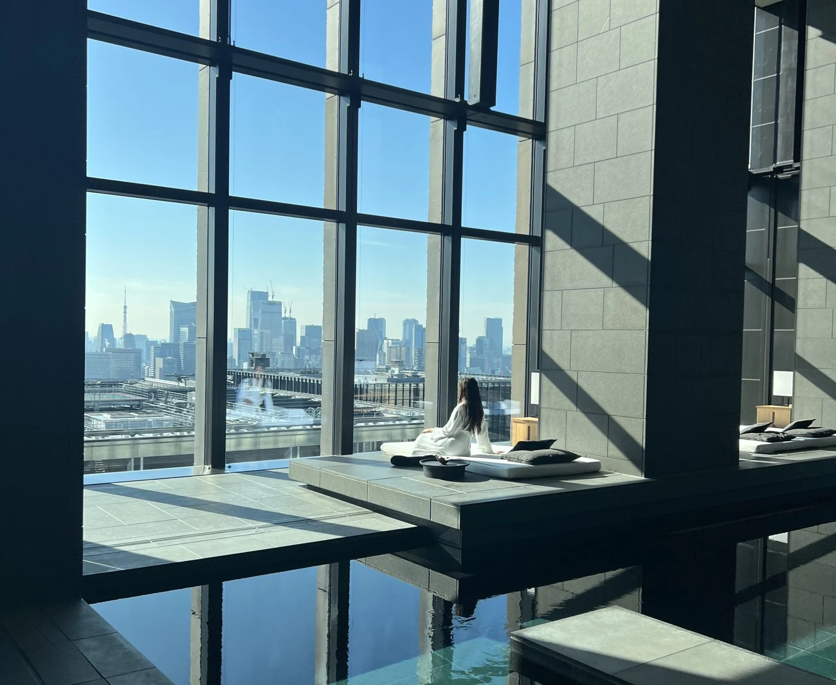高楼窗边的双人用餐桌