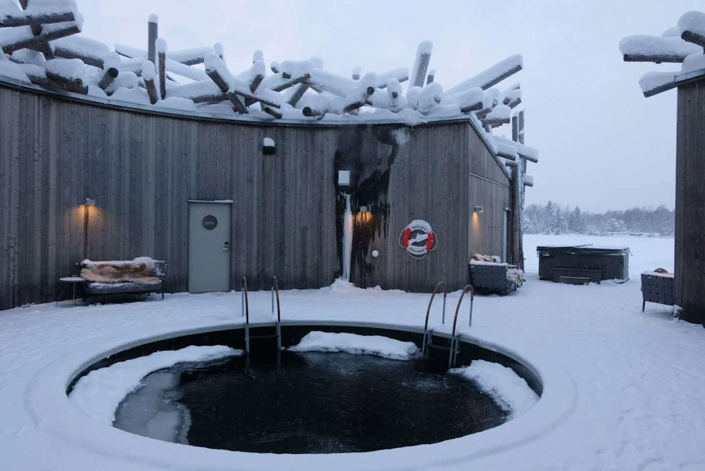 暮色雪地中的露天浴池