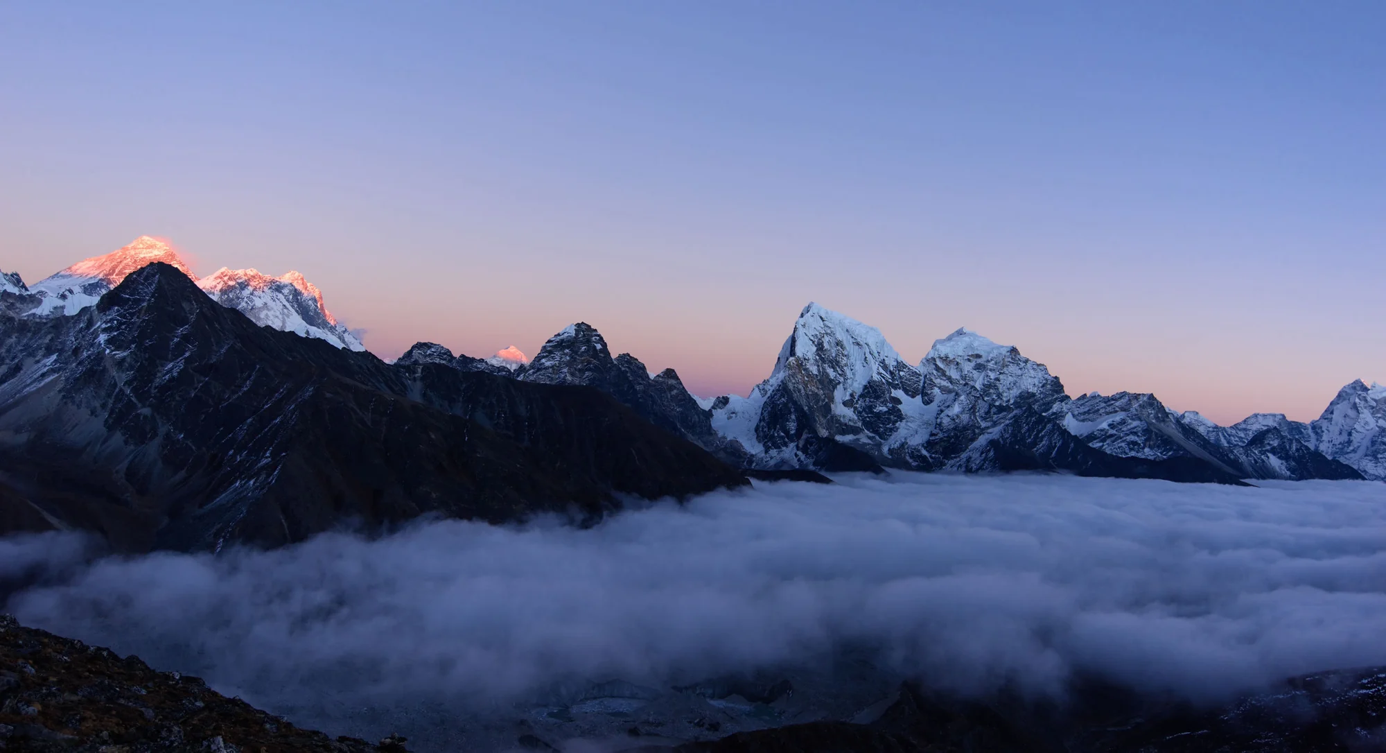 暮光中的雪山群峰