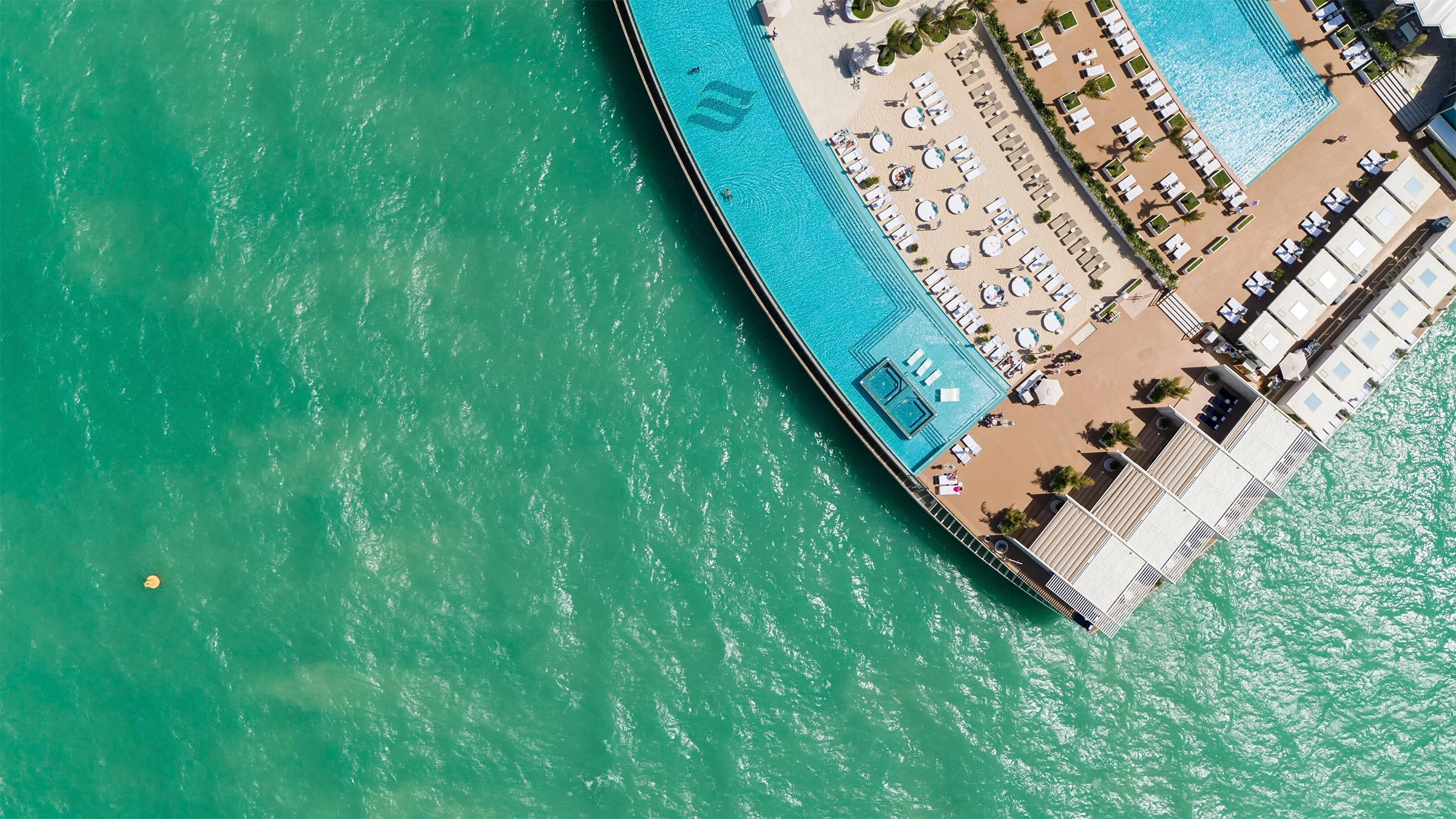 Burj Al Arab 海上露台与两座泳池的航拍