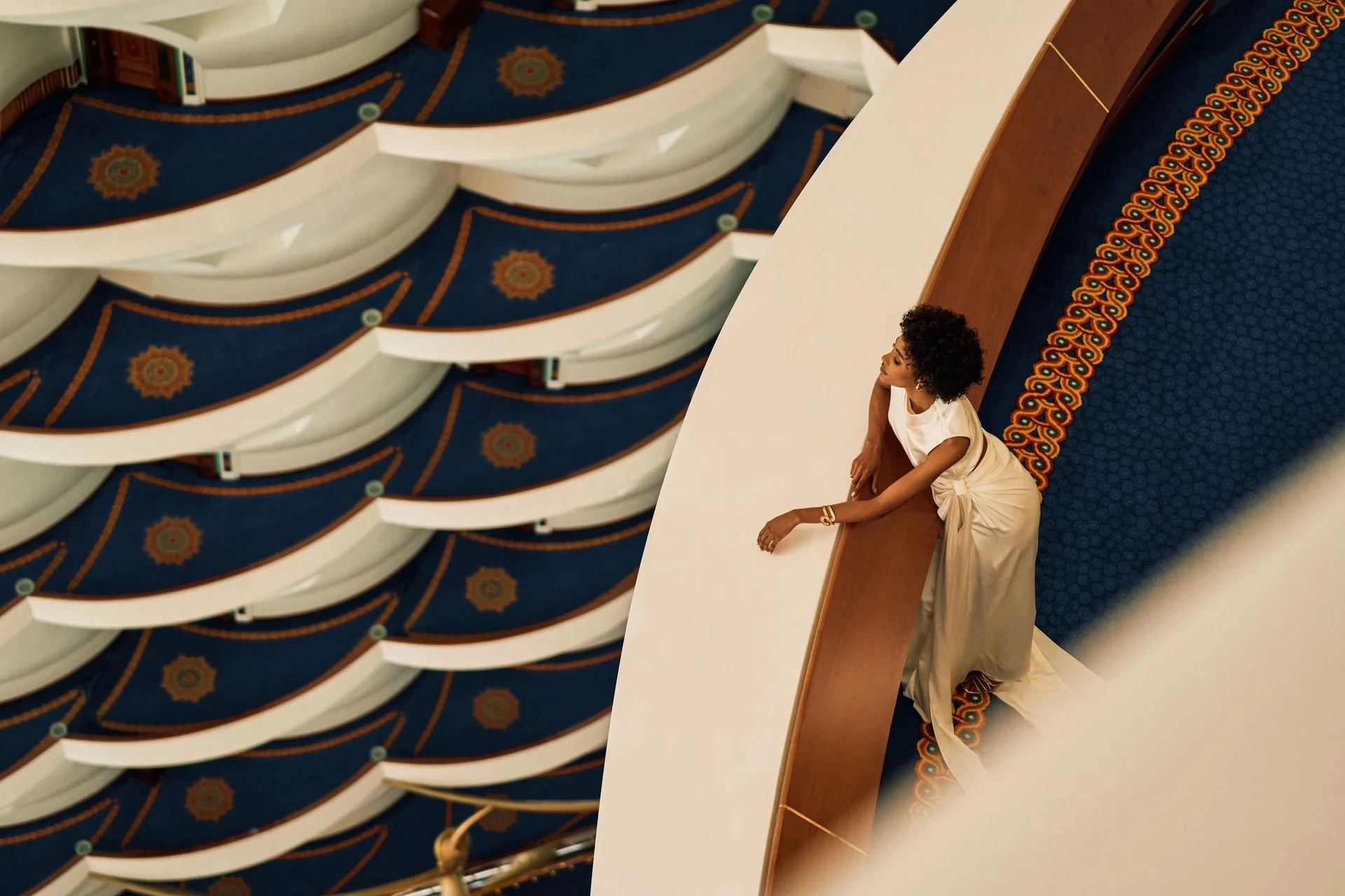 Burj Al Arab 中庭与弧形楼层