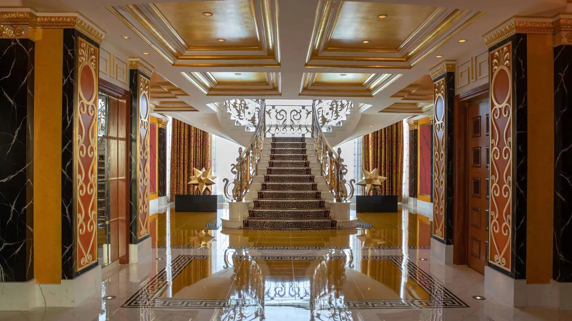 Burj Al Arab 室内楼梯与金色装饰