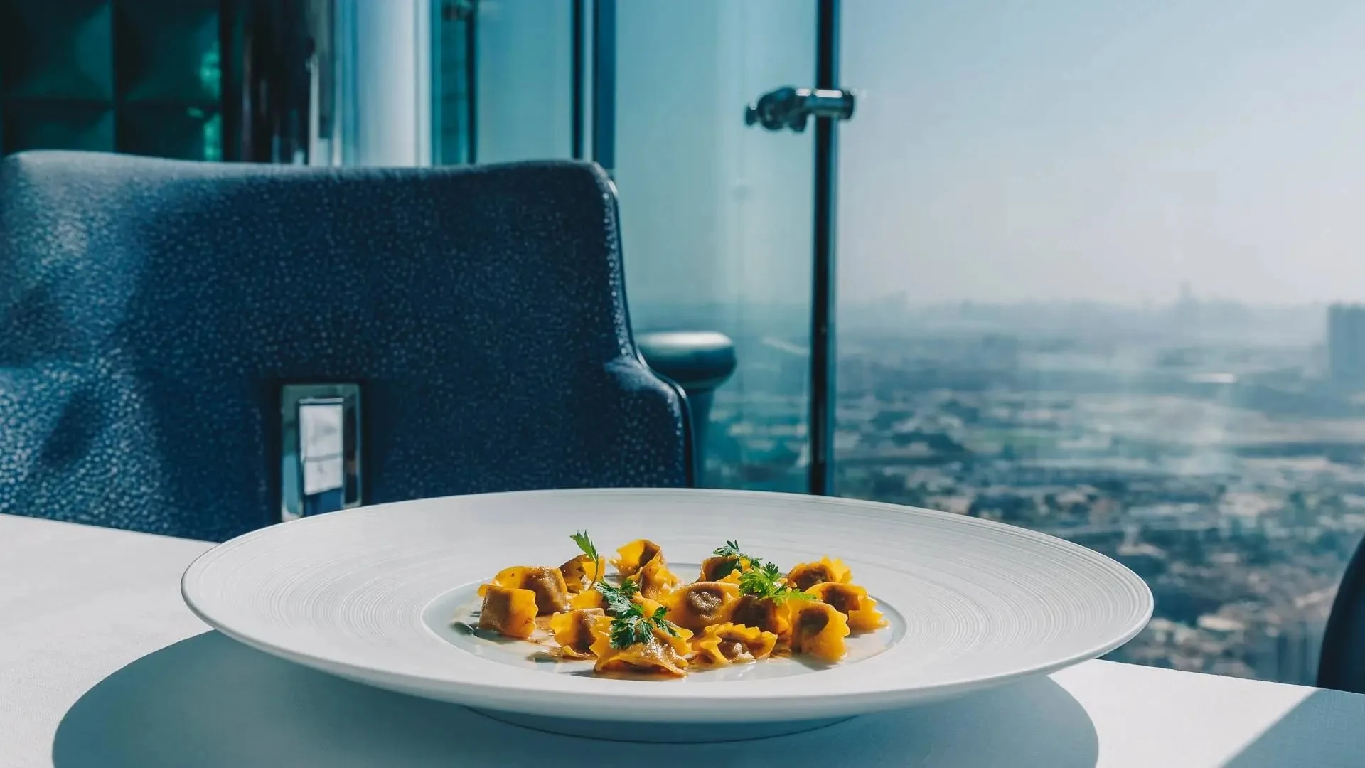 Burj Al Arab 高层餐厅与迪拜海岸景观