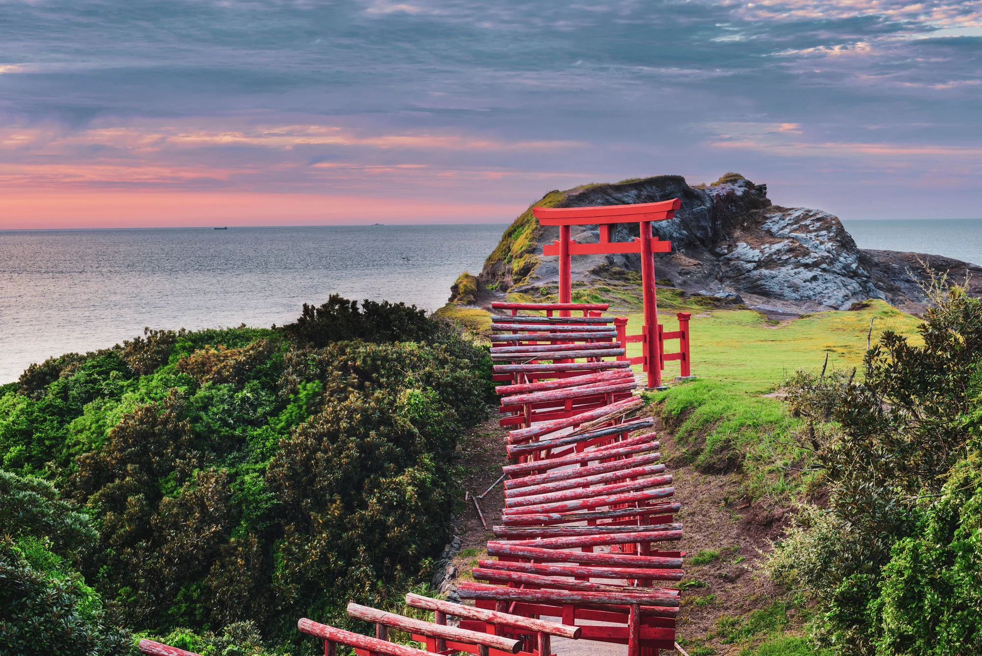 海岸山坡上的红色阶梯
