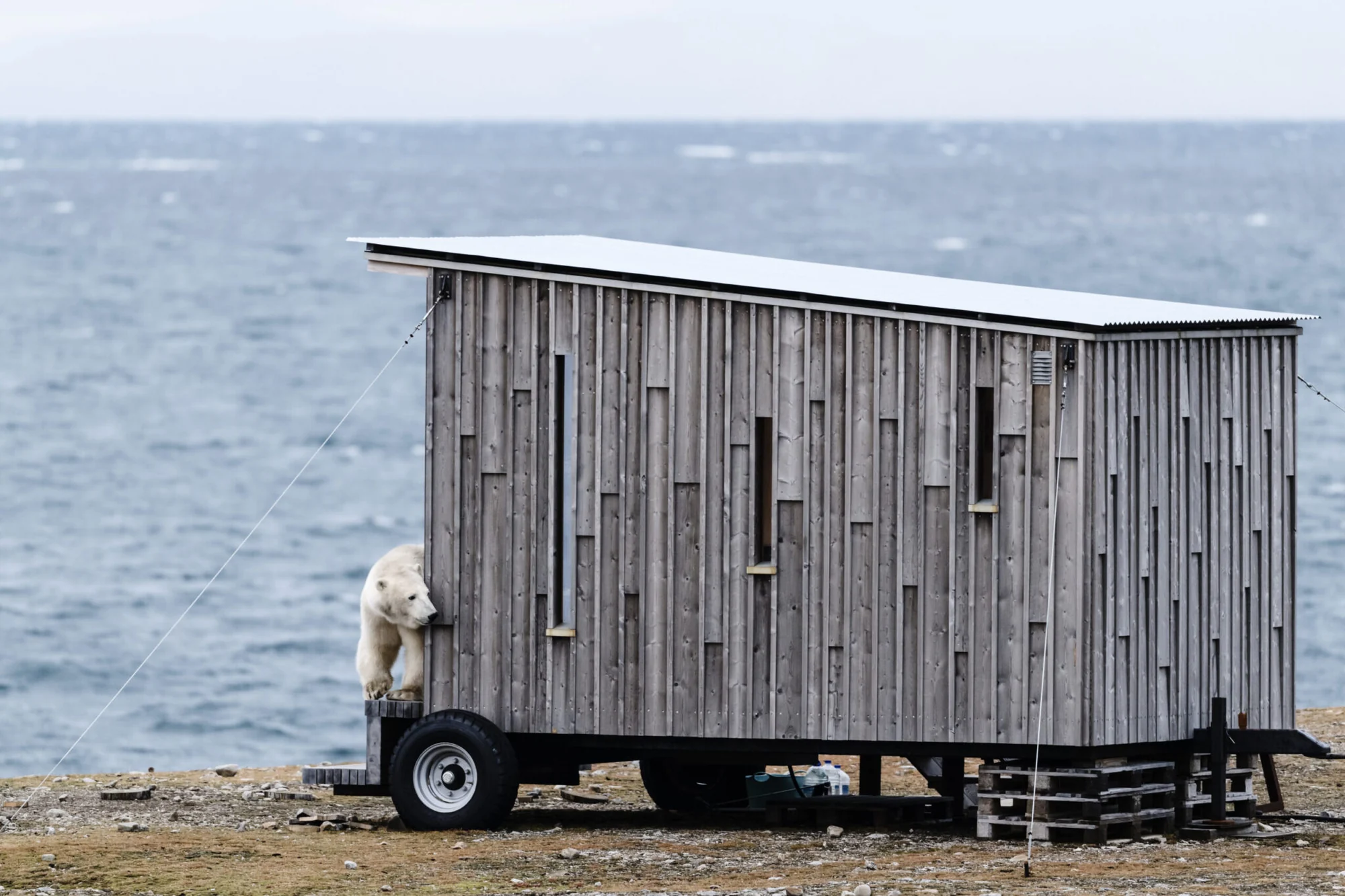 海岸边停放的木制小屋