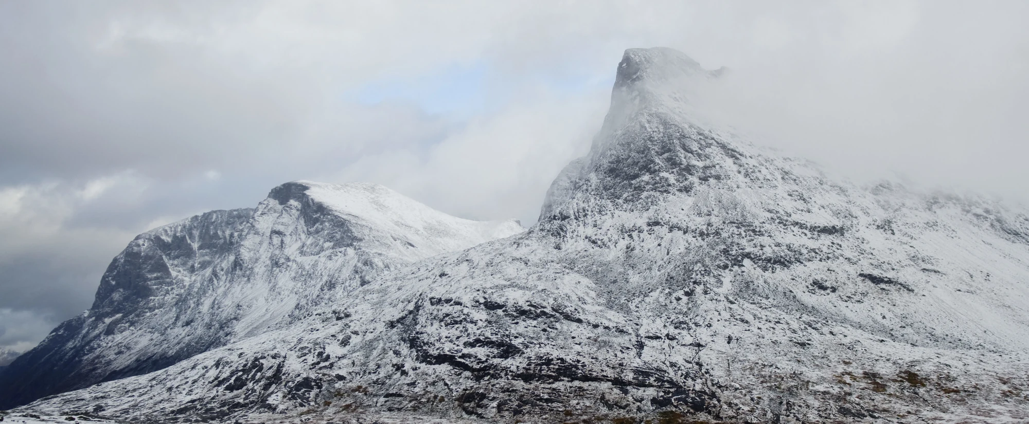 云雾环绕的雪山峰顶