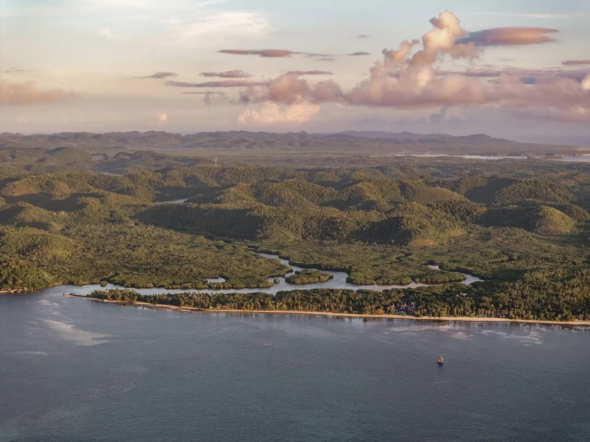 航拍海岸森林与延伸入海的浅湾