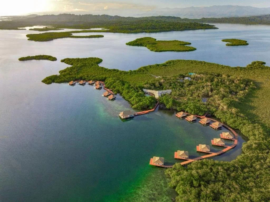 绿岛与海湾别墅的高空全景