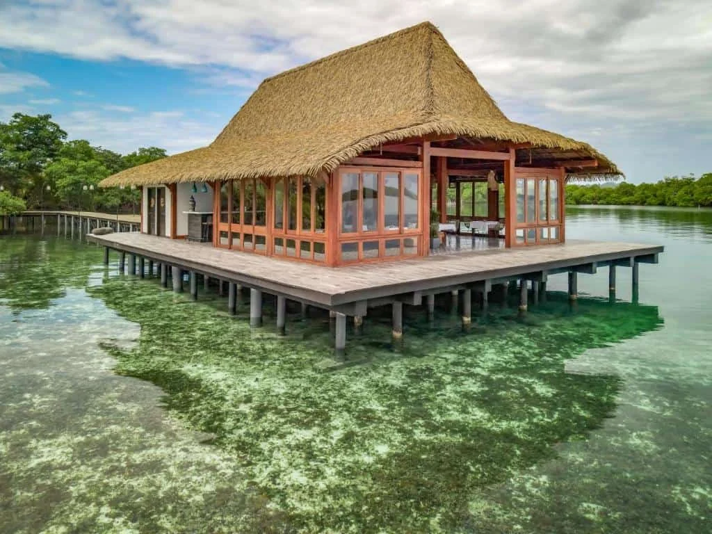浅海中的大型茅草屋建筑