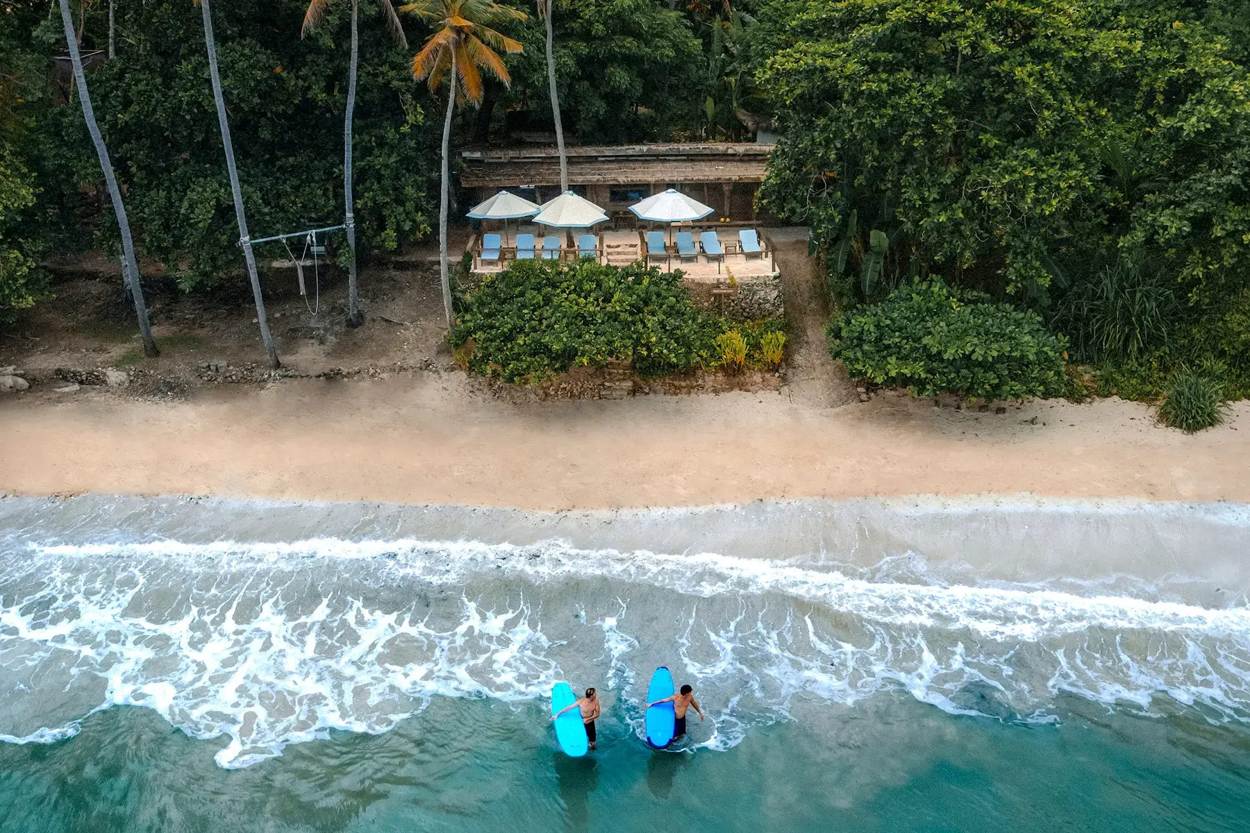 沙滩海浪前的两名水上活动者