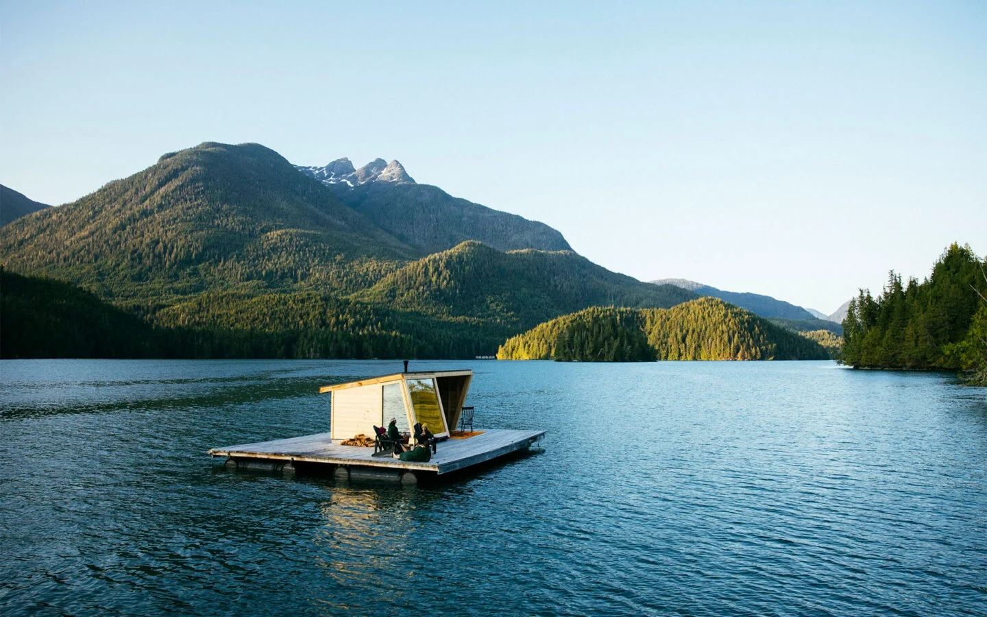 湖面上的漂浮小屋与远山