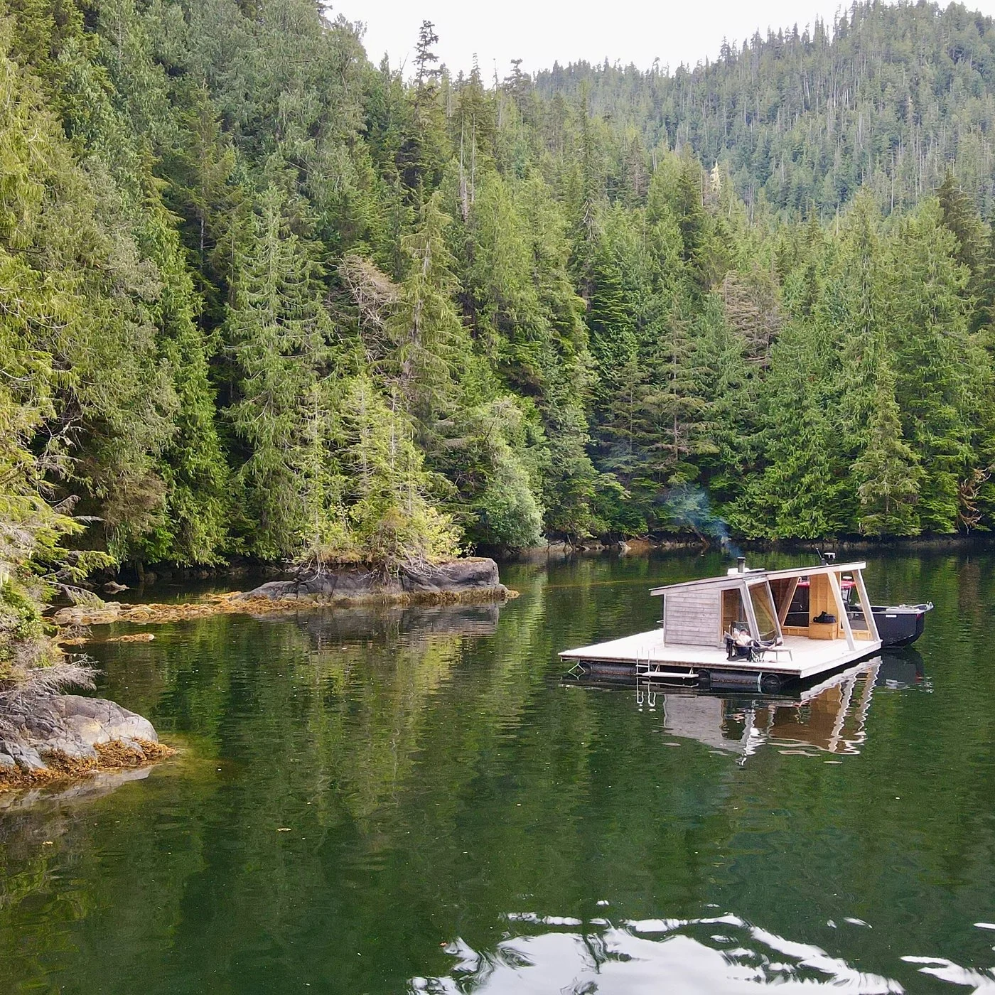 森林环绕湖湾中的小型水上屋