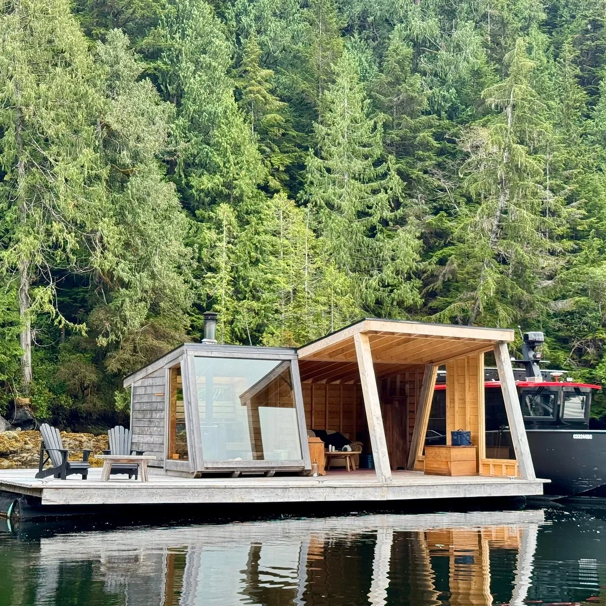 停在码头边的现代漂浮小屋