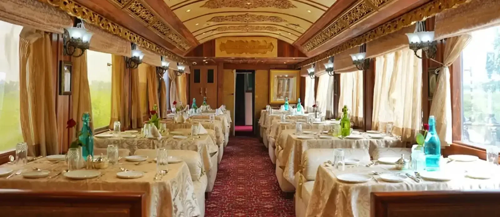 金色拱顶餐车内的长桌与餐具