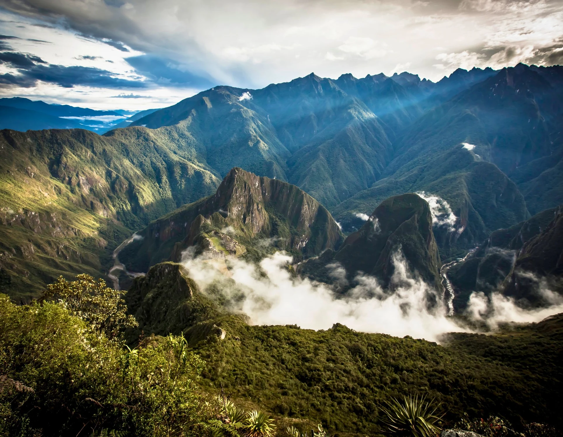 云雾穿过层叠的绿色高山山脉