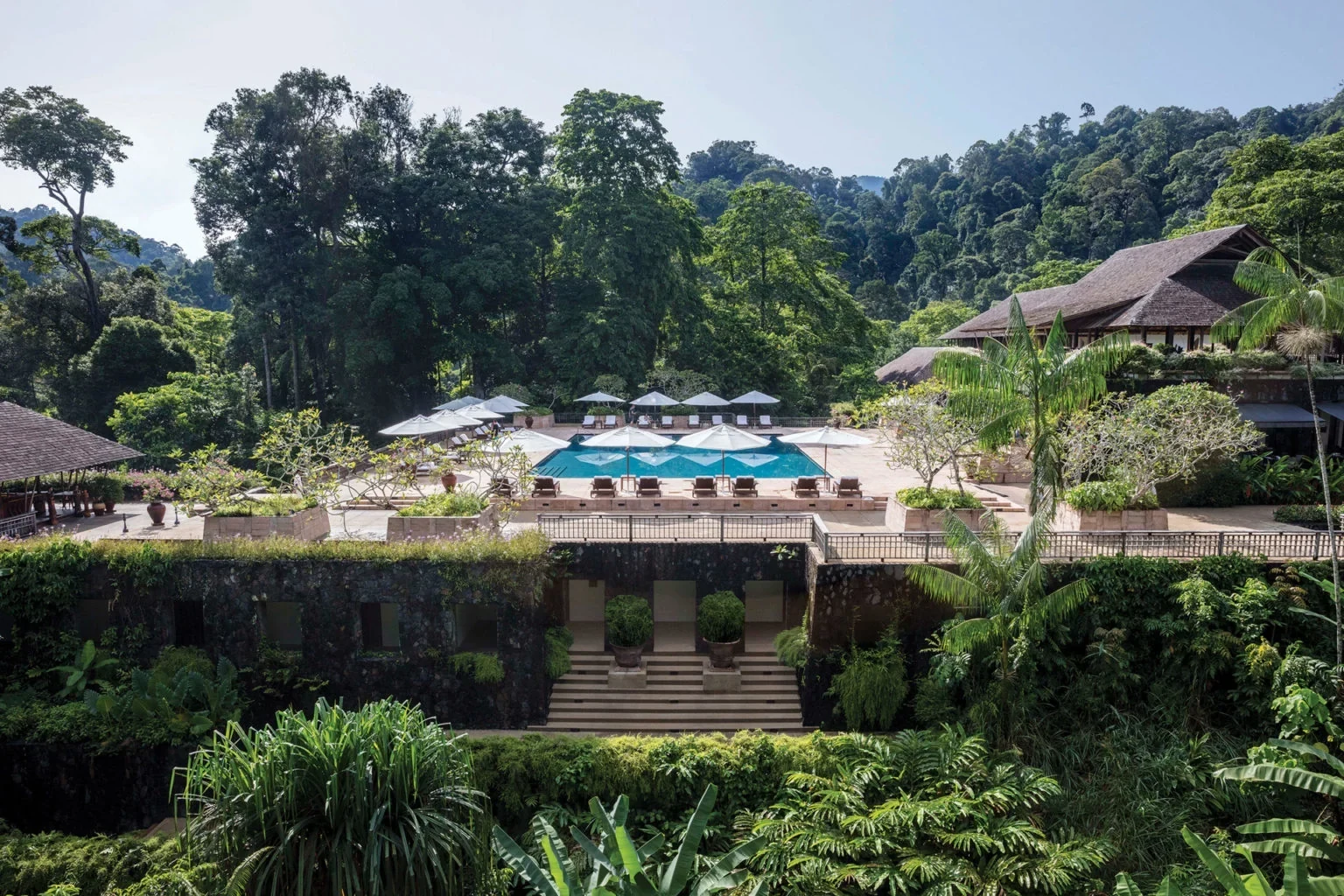 林木环绕的石造旅宿与蓝色泳池