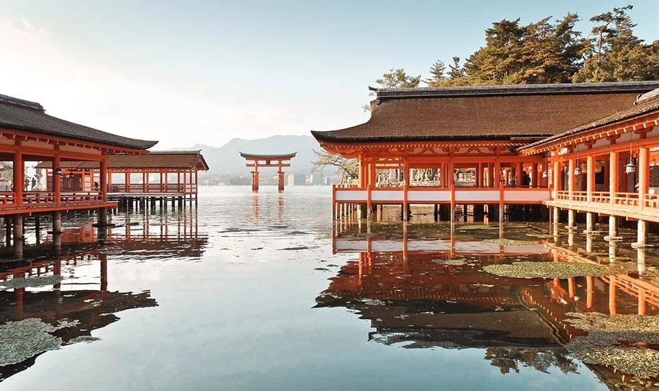 湖水旁的日式神社建筑