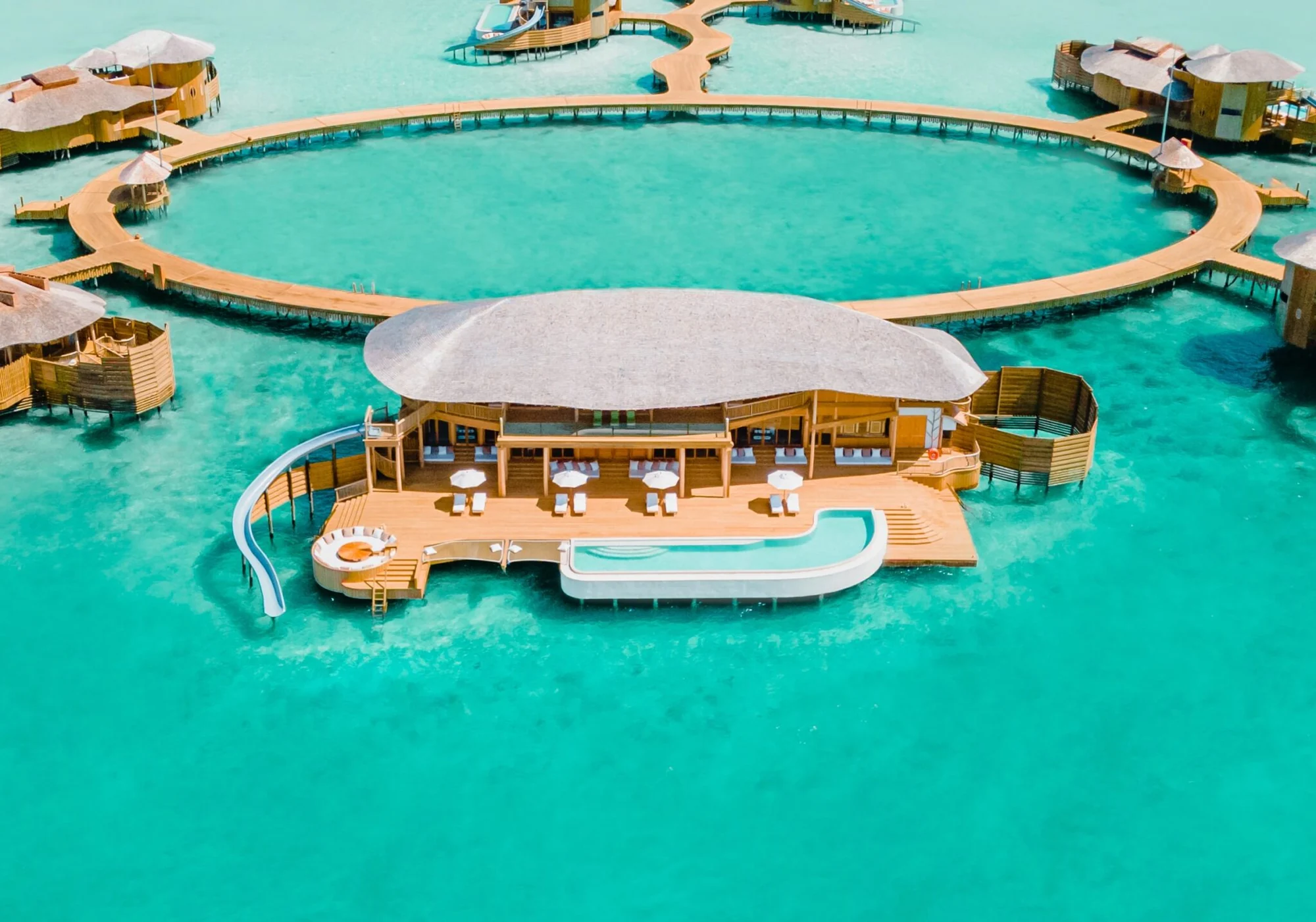 环礁海面上的环形水上建筑