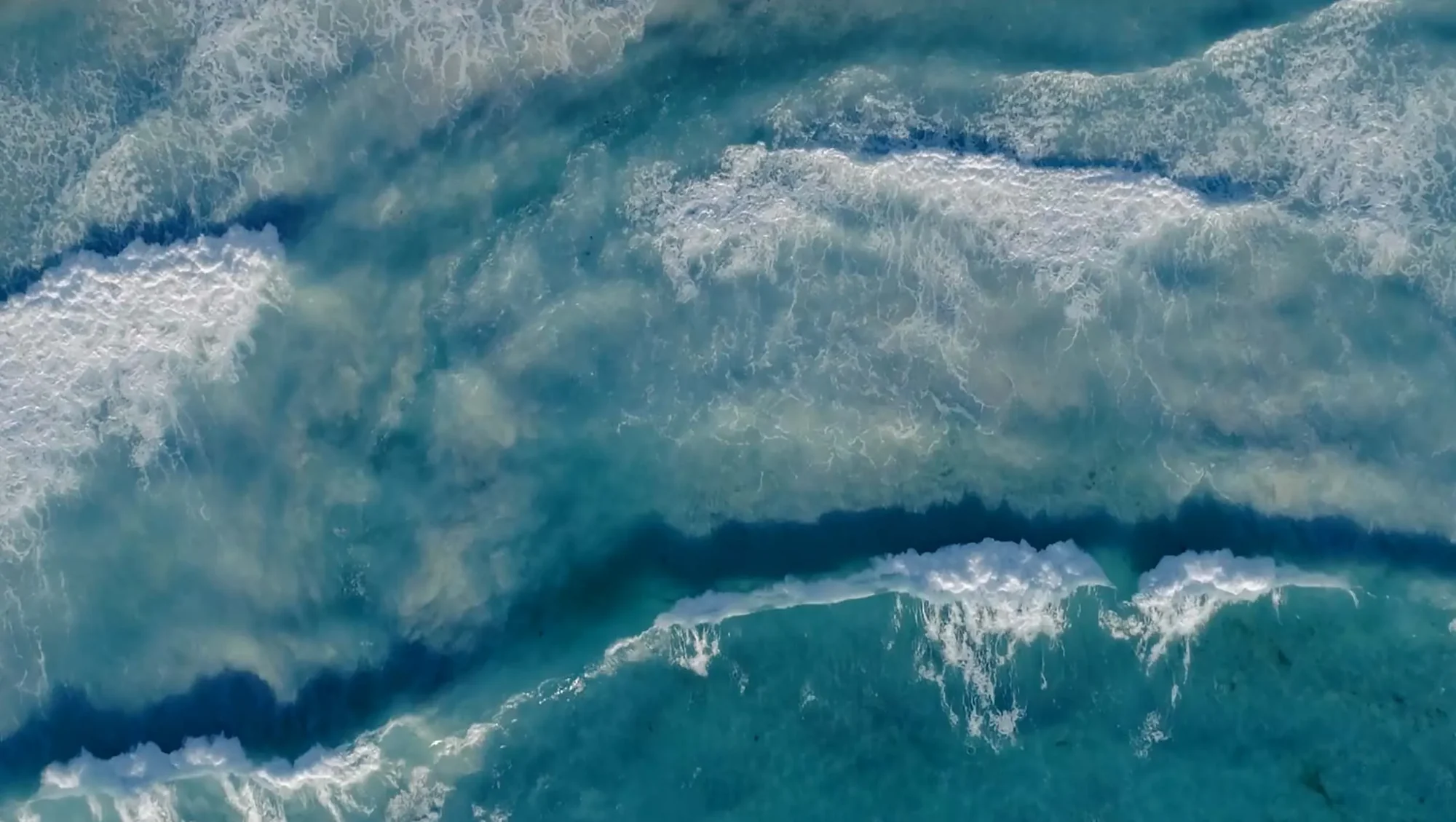 海浪翻卷形成的蓝色海面