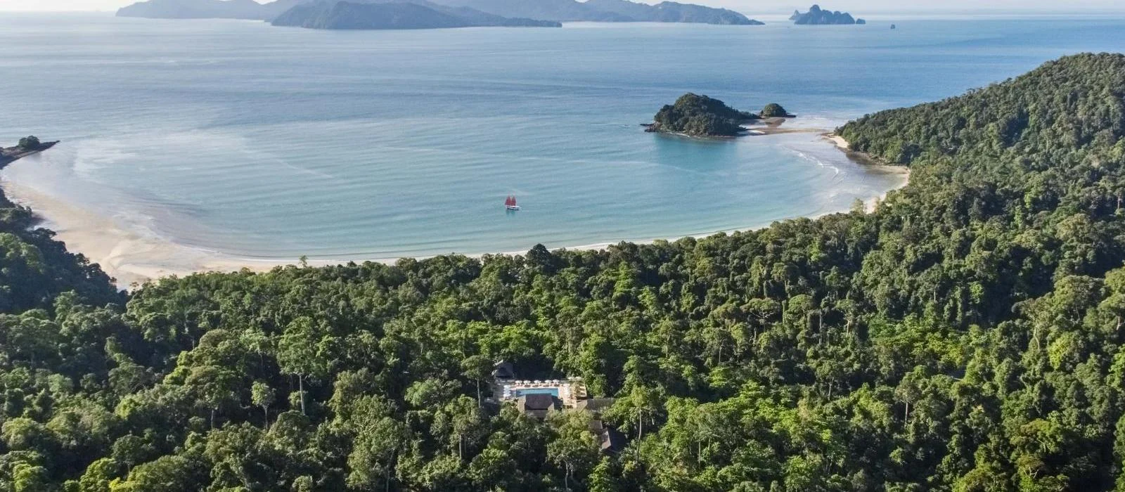 雨林覆盖的海岸与远处岛屿