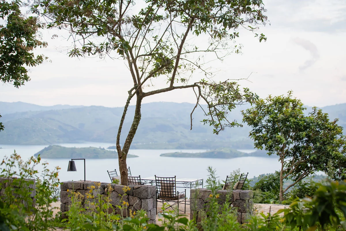 山坡上的小屋与远方湖景